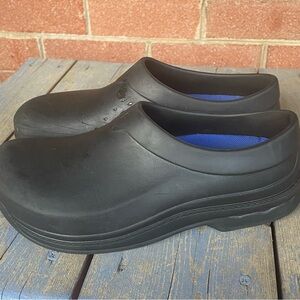 Shoes for Crews Unisex (Men's size 5/ Women’s size 7) Black Slip-On Work Clogs